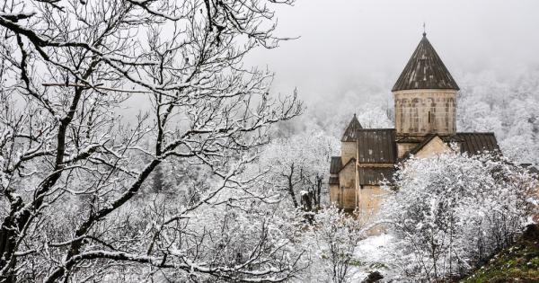 Една зимна нощ в провинцията където се намирал голям манастир