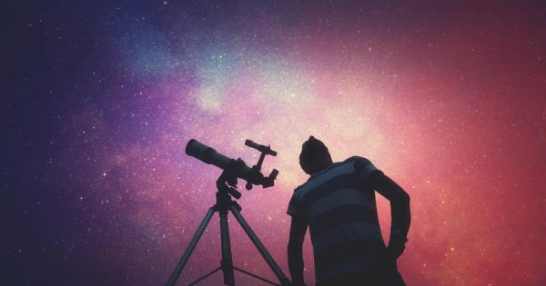 Някакви стъпки се влачеха по коридора но той не вдигна