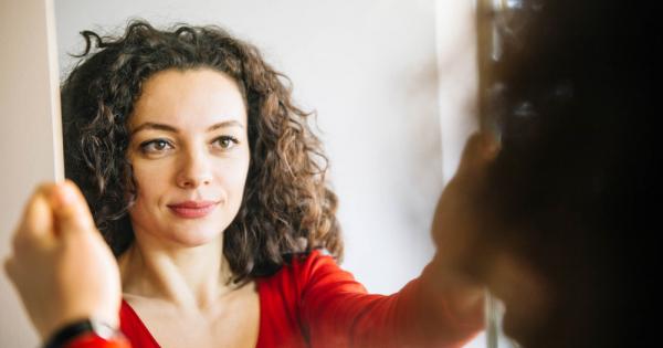 Моля пациентът да вземе огледало да се погледа в очите да