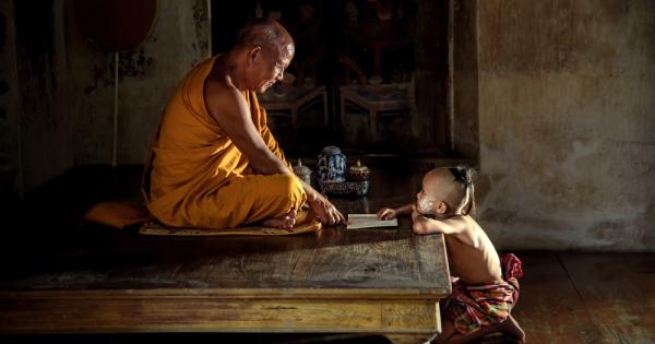 Един богаташ изпратил сина си при най големия мъдрец на света