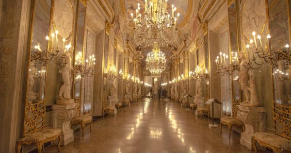 Преди много много години един цар построил прекрасен дворец В