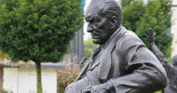 Владимир Набоков е велик руски писател поет колекционер на пеперуди и