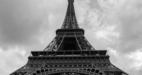 Височината на Айфеловата кула която средно е около 324 м