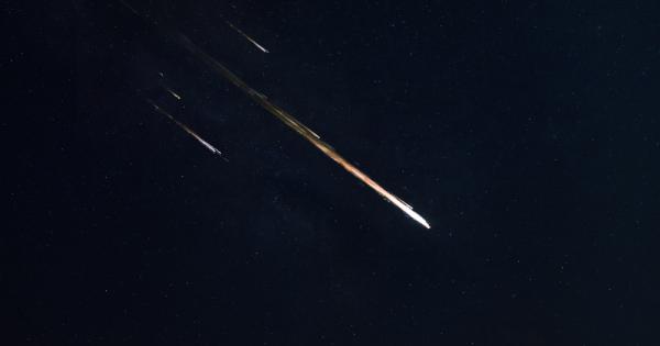 Когато на нощния небосклон се появи някой по голям метеор възможно