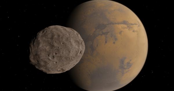 Фобос е по големият и на по близка орбита спътник на Марс
