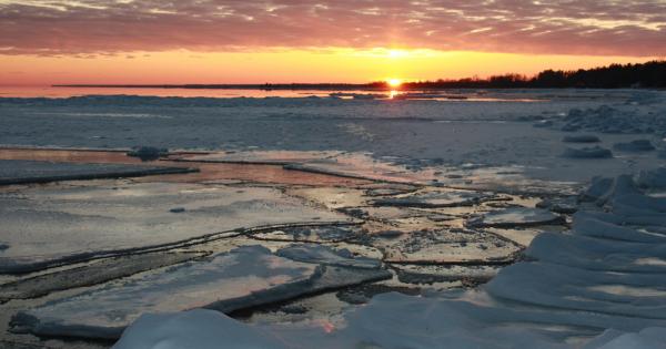 Ледът който е образувал твърда кора върху езерото Мичиган се