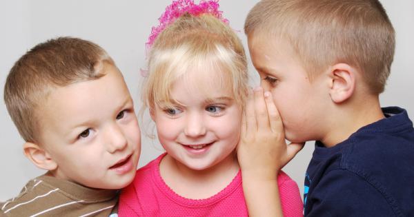 Помните ли играта развален телефон Децата се нареждат в редица