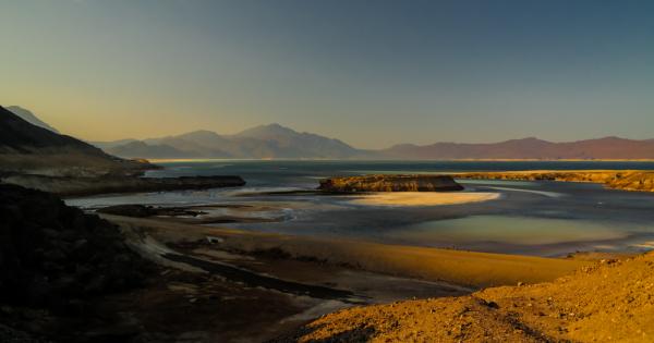 Оградено с хълмове от черни скали с почти никаква растителност
