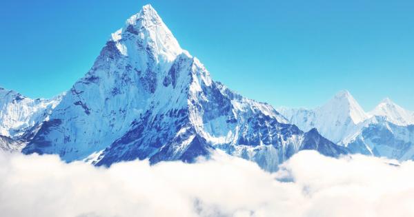 Най високият връх на планетата крие много опасности лавини измръзване