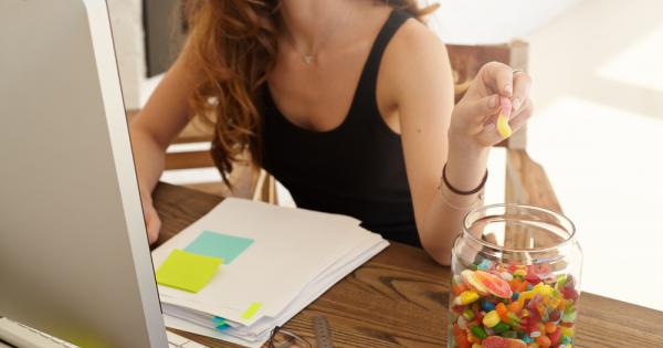 Представете си чиния пълна с хрупкави захаросани бисквити торти с