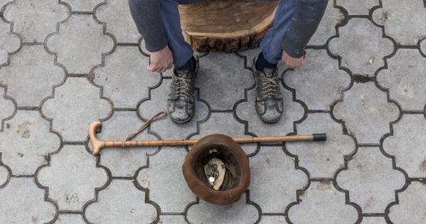 Един сляп човек седял на стъпалата пред една сграда с