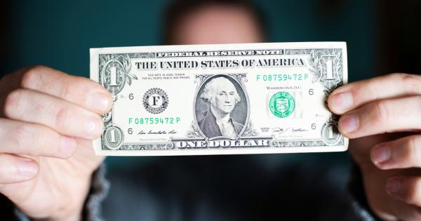 Трима души отиват в хотел Рецепционистът им казва че стаята струва