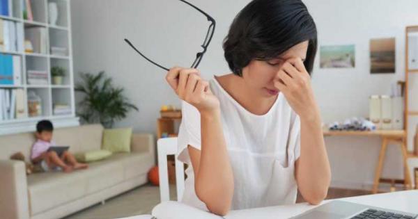 Работеща майка която гледа малко дете днес не е изненада