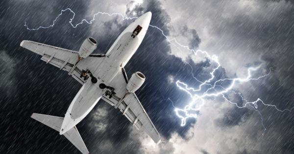 Когато светкавица удари самолет пътниците може и да видят ярко