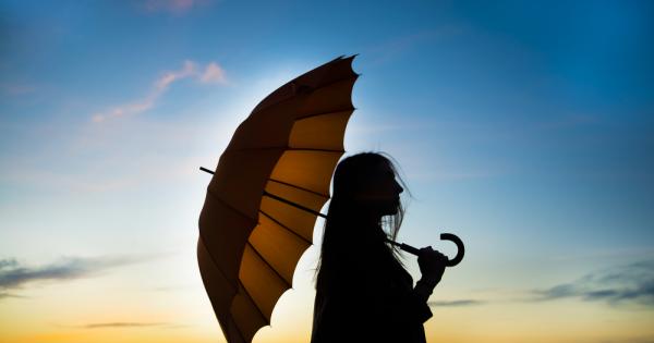 Юли е Горещо По бански седя на надуваемия дюшек който