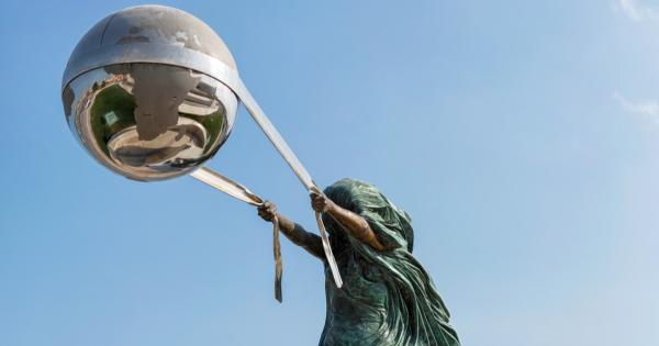 Италианският скулптор Лоренцо Куин създаде поредица от скулптоуи от бронз