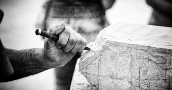 Вървял странник по прашния път и зад завоя под силното