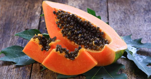 Папаята Carica papaya е тропическо дърво виреещо в горещите влажни райони