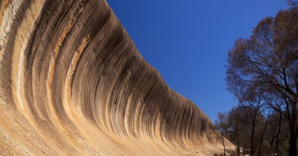 Една огромна океанска вълна стои неподвижна насред камънаците в Австралия