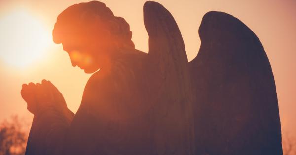 Два странстващи ангела замръкнали зимата край дома на богато семейство