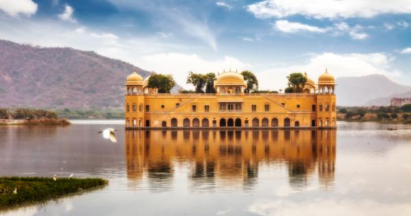 Уникалният мраморен дворец Джал Махал е буквално потопен във водите