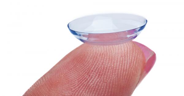 Да се изхвърлят еднодневните контактни лещи в тоалетната чиния или