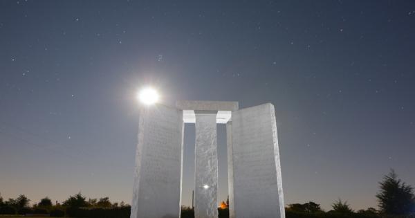 Понякога го наричат Американския Стоунхендж Това е гранитен паметник издигнат