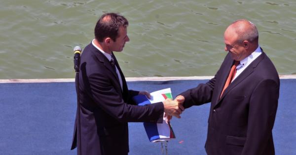 Президентът на Международната федерация по гребане (ФИСА) Жан-Кристоф Ролан пристига