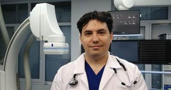 Младият инвазивен кардиолог д р Владимир Иванов извърши за около 24