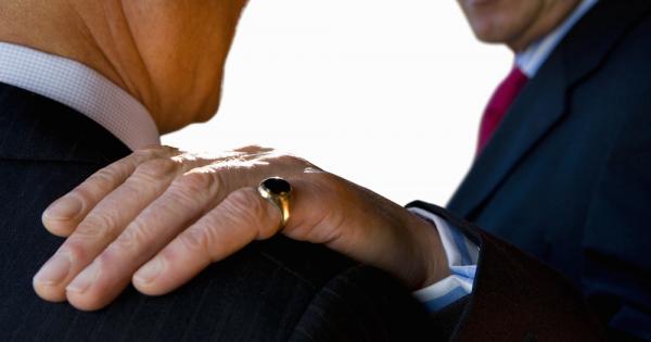 Приятел ви води на парти където не познавате никого но