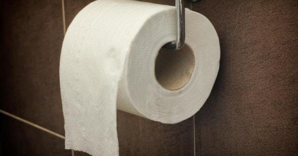 Признайте си как окачвате рулото с тоалетна хартия с висящия