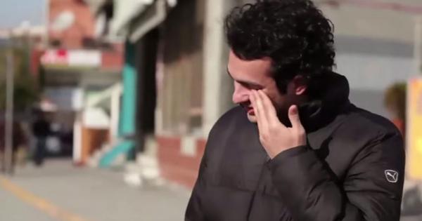 Мухарем е младеж с увреден слух който живее в Истанбул