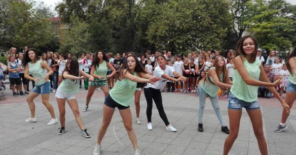 300 събития в 27 страни с повече от 9 000 танцьори