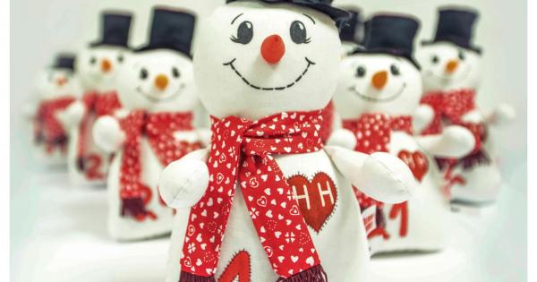 Ръчно изработени снежни човеци с уникални номера и персонифициране името