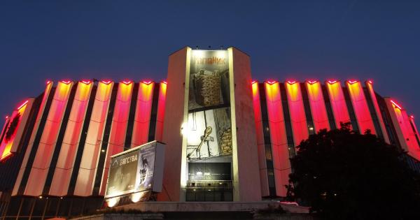 Десет златни девет сребърни и шест бронзови отличия бяха присъдени