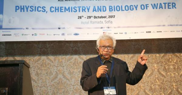 Уон Х Ким има докторска степен по биохимия от Оксфордския