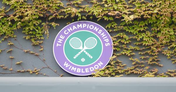 Това е първата гледка Вдясно е сградата със сувенирния магазин