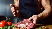 Мъжете може да не искат да се откажат от месото, защото го свързват с мъжествеността