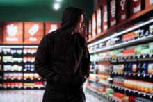 Виц: Обир в Кауфланд. Мъж заплашва касиерката