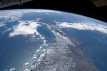 Тихият океан се намира на по-високо ниво от Атлантическия при Панамския канал. Как е възможно това?