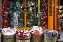 Пазаруваме, следователно празнуваме: скритата цената на Коледната еуфория