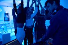 Виц: Мутри си спретнали купон