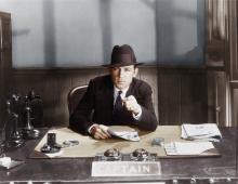 Виц: По времето на социализма милиционер спира вечерта дългокос студент