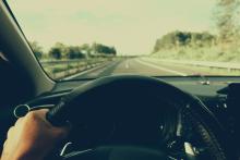 Виц: Баба кара по магистралата и слуша по радиото