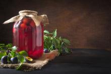 Виц: Прокурор вари компоти