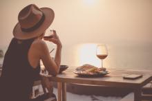 Хората, които се хранят сами в ресторанти, без да се чувстват неловко, притежават 9 уникални качества