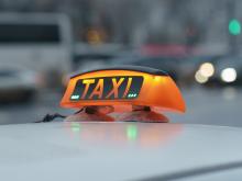 Виц: Москва. Човек маха на такси