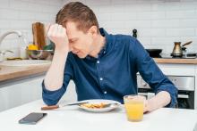 Виц: Скъпа, тая манджа не е ли развалена?