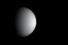 Енцелад, леденият спътник на Сатурн, може да поддържа океан, годен за живот