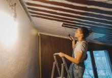 Виц: Мъжът съсредоточено гледа мач. Жена му се е качила на стълба